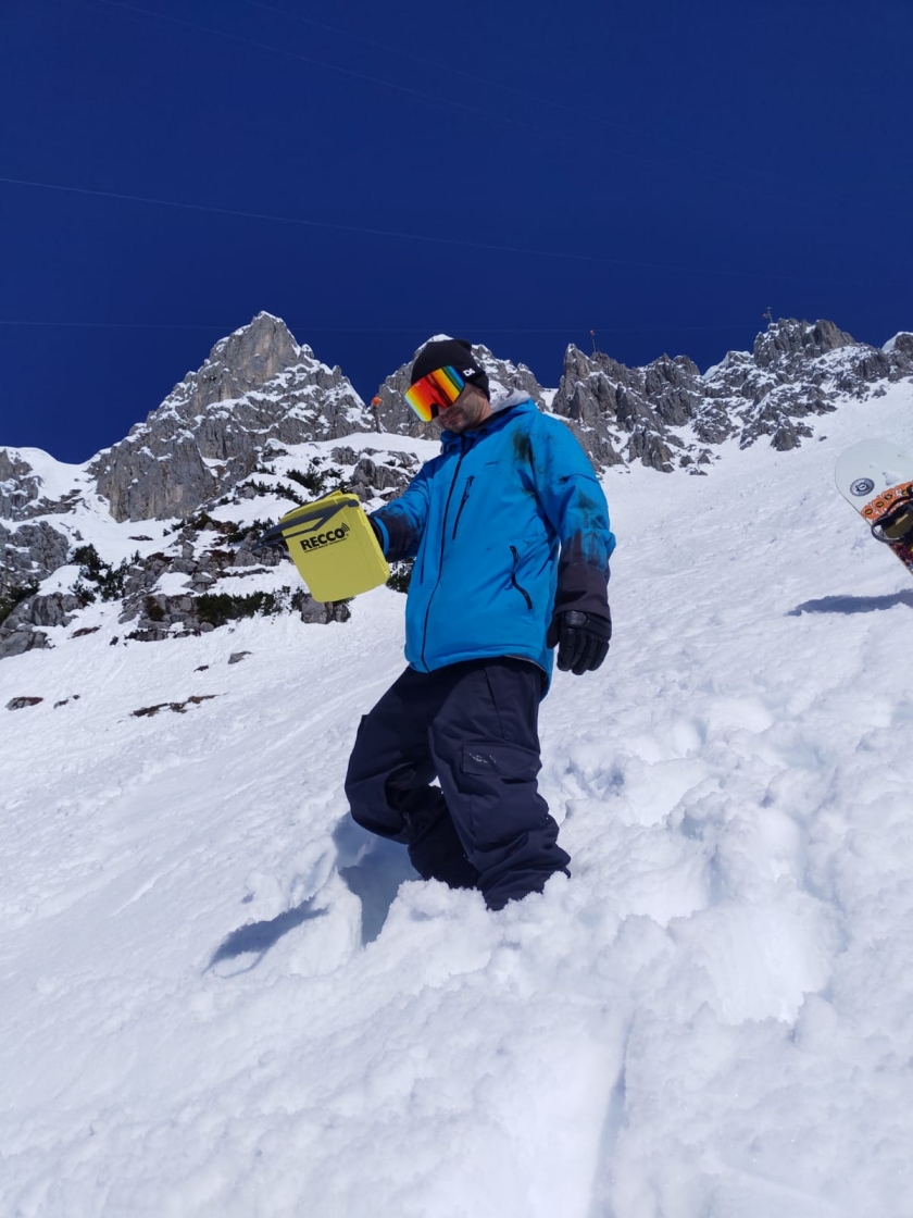  Michael Neuhauser (BFW) searching the AvaNode with a Recco detector.